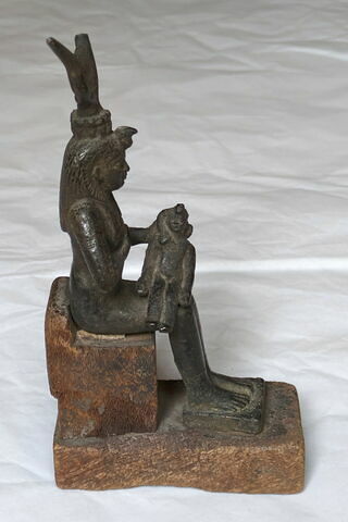 figurine d'Isis allaitant, image 4/5