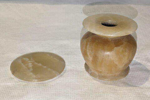 pot à kohol  ; couvercle de vase, image 2/3