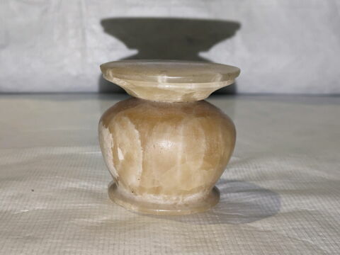 pot à kohol  ; couvercle de vase, image 3/3