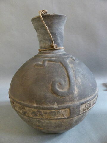 vase, image 3/3