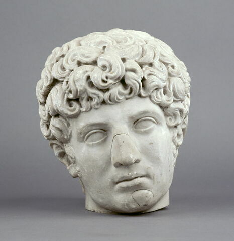 statue ; tête