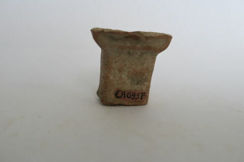 figurine  ; thymiatérion  ; fragment, image 2/3
