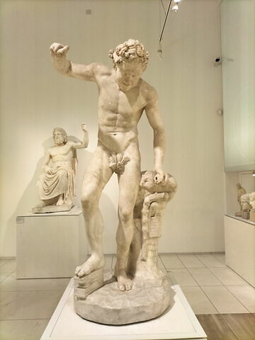 statue, image 2/5
