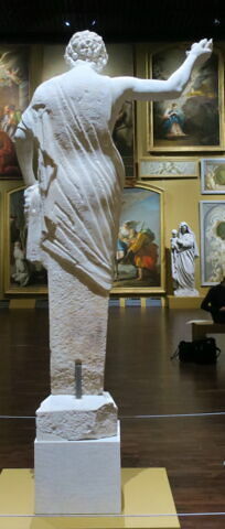 statue, image 2/2