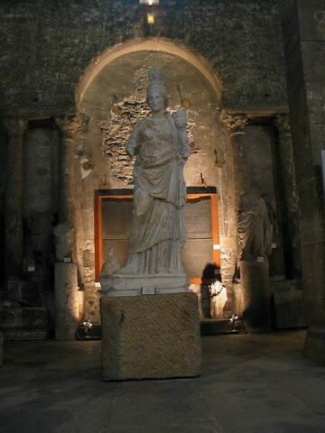 statue