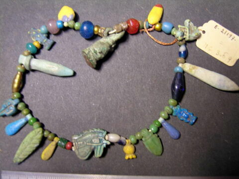 collier ; perle ; amulette