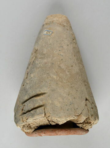 bouchon de jarre conique ; empreinte de sceau ; coupelle