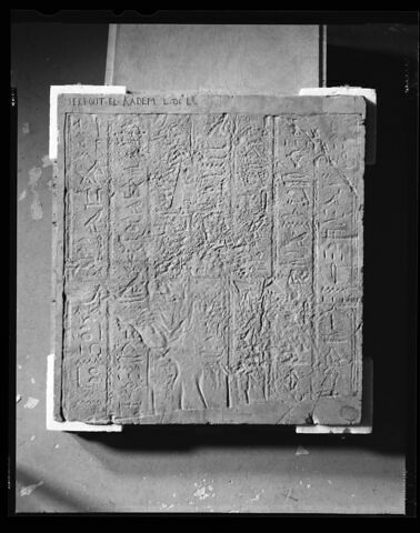 Moulage de la partie supérieure de la face ouest la stèle IS 137 du Sérabit el-Khadim, image 2/2