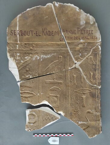 Moulage de fragments de la face ouest de la stèle IS 198 de Sérabit el-Khadim