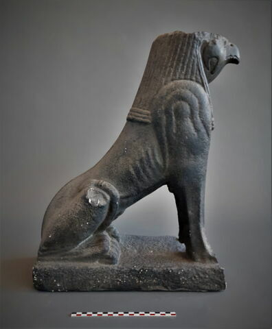 Moulage d'une statue de griffon, image 3/4