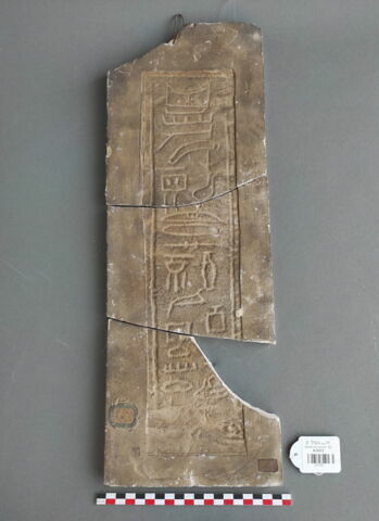 moulage  ; stèle