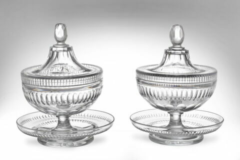 Compotier (coupe et couvercle), partie d'un ensemble avec présentoir et élément d'une paire, image 2/3