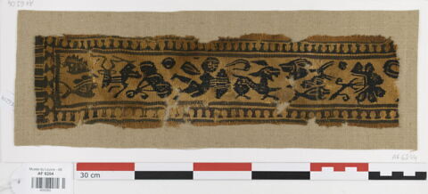 bande décorative d'habillement ; fragment