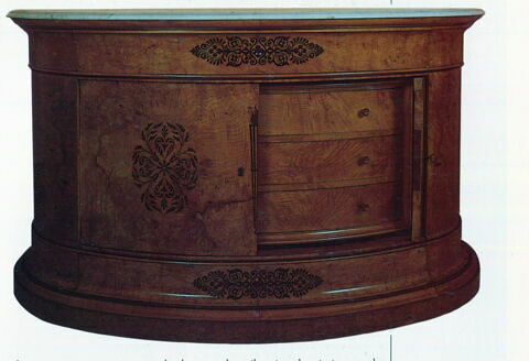 Commode de forme demi-lune, d'une chambre à coucher