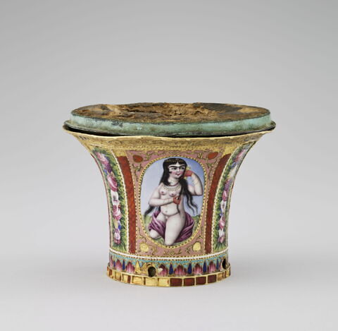 Haut de qalyan à décor de nus féminins, image 2/4