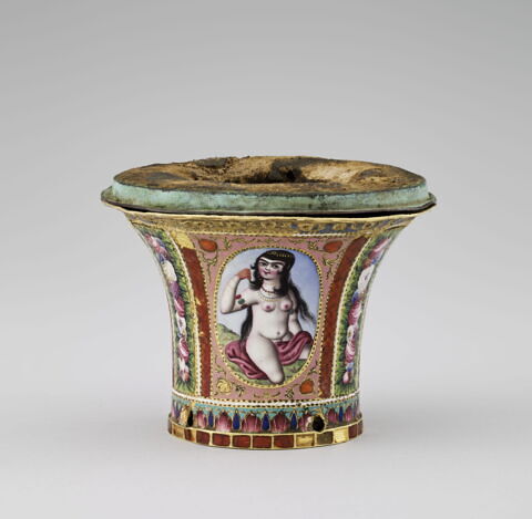 Haut de qalyan à décor de nus féminins, image 3/4