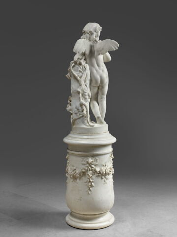Piédestal de marbre blanc orné de guirlandes, image 3/13