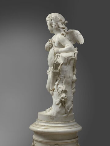 Piédestal de marbre blanc orné de guirlandes, image 5/13