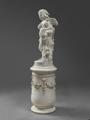 Piédestal de marbre blanc orné de guirlandes, image 12/13