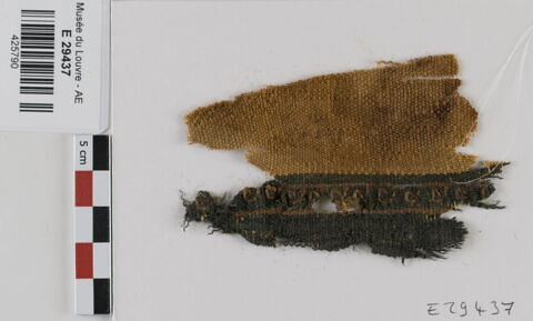 bande décorative d'habillement ; fragment