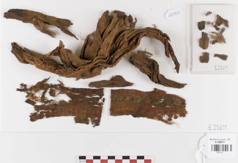 bande décorative d'habillement ; fragments