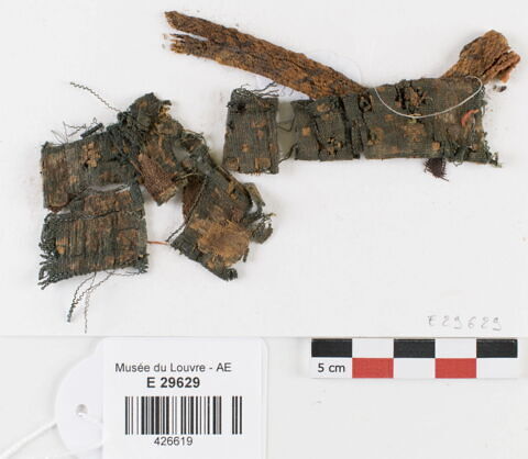 bande décorative d'habillement ; fragments