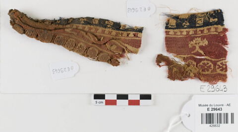 bande décorative d'habillement ; fragments