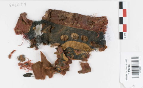 bande décorative d'habillement ; fragments