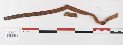 bande décorative d'habillement ; fragments