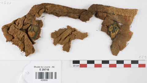 bande décorative d'habillement ; fragments