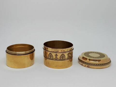 Boîte cylindrique se dévissant en deux parties, du nécessaire, image 3/3