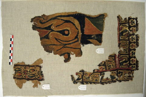 bande d'encolure ; tenture ; fragment, image 2/2