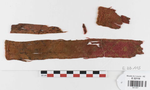 bande décorative d'habillement ; fragments
