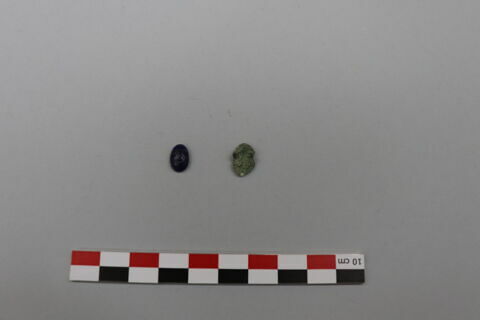 perle, fragment ; bague, fragment ; support