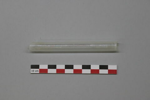 tube, fragment ; objet de médecine et de pharmacie