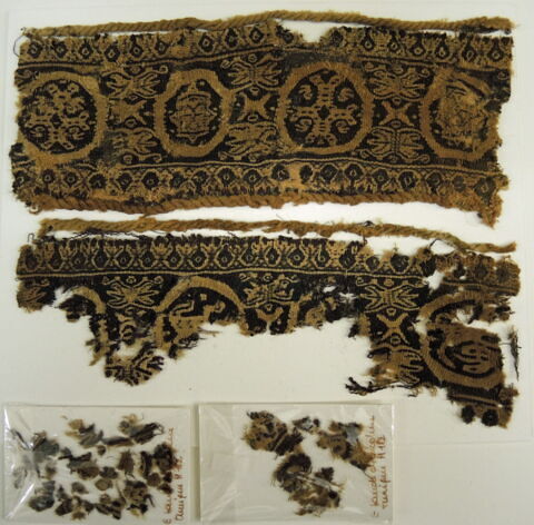 bande d'encolure ; fragments, image 2/2