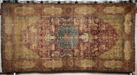 Tapis à décor de combat d'animaux inscrit