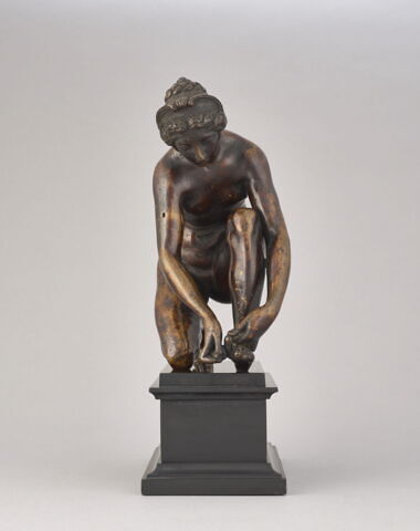 Statuette : femme à la toilette dite la Tireuse d'épine, image 2/5
