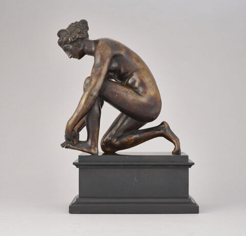 Statuette : femme à la toilette dite la Tireuse d'épine, image 4/5