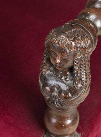 Fauteuil à décor de têtes de femmes, image 8/9