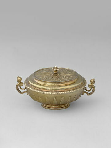Grande tasse couverte de la toilette de la duchesse de Modène