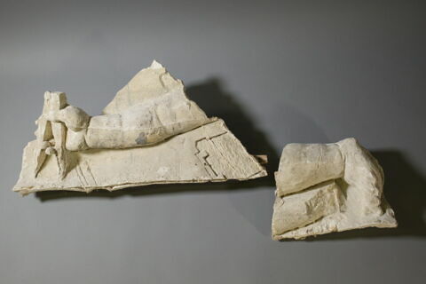 Le Génie de l'architecture : deux fragments (main dextre et pieds sénestre)