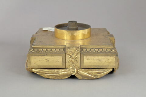Socle décoré de trophées sur les quatre faces et d'une draperie en partie basse, image 4/4