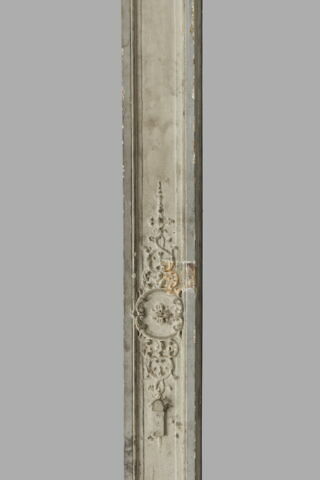 Fragment d'une paire de piédroits d'un trumeau de glace provenant de l'Hôtel Le Bas de Montargis : pied droit droit, facade et côté sauf la partie haute, image 4/4
