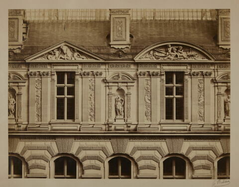 [Les deux dernières travées nord de la façade de la galerie des Sept Mètres, dans la cour Visconti]