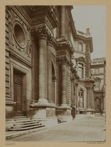 [Façade nord de la cour Napoléon (détail) avec la rotonde de Beauvais]