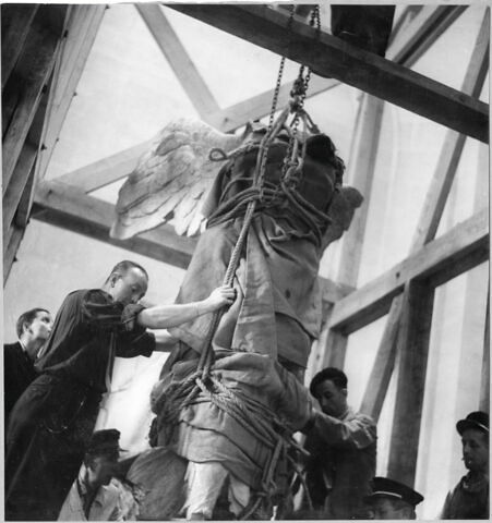 [Transport de la Victoire de Samothrace dans l'escalier Daru]