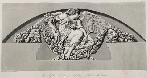 Sculpture en bas-relief d'un des frontons de l'Attique de la Cour du Louvre