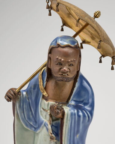 Un homme portant une ombrelle, image 2/3