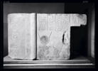 montant de porte ; relief mural, image 3/7
